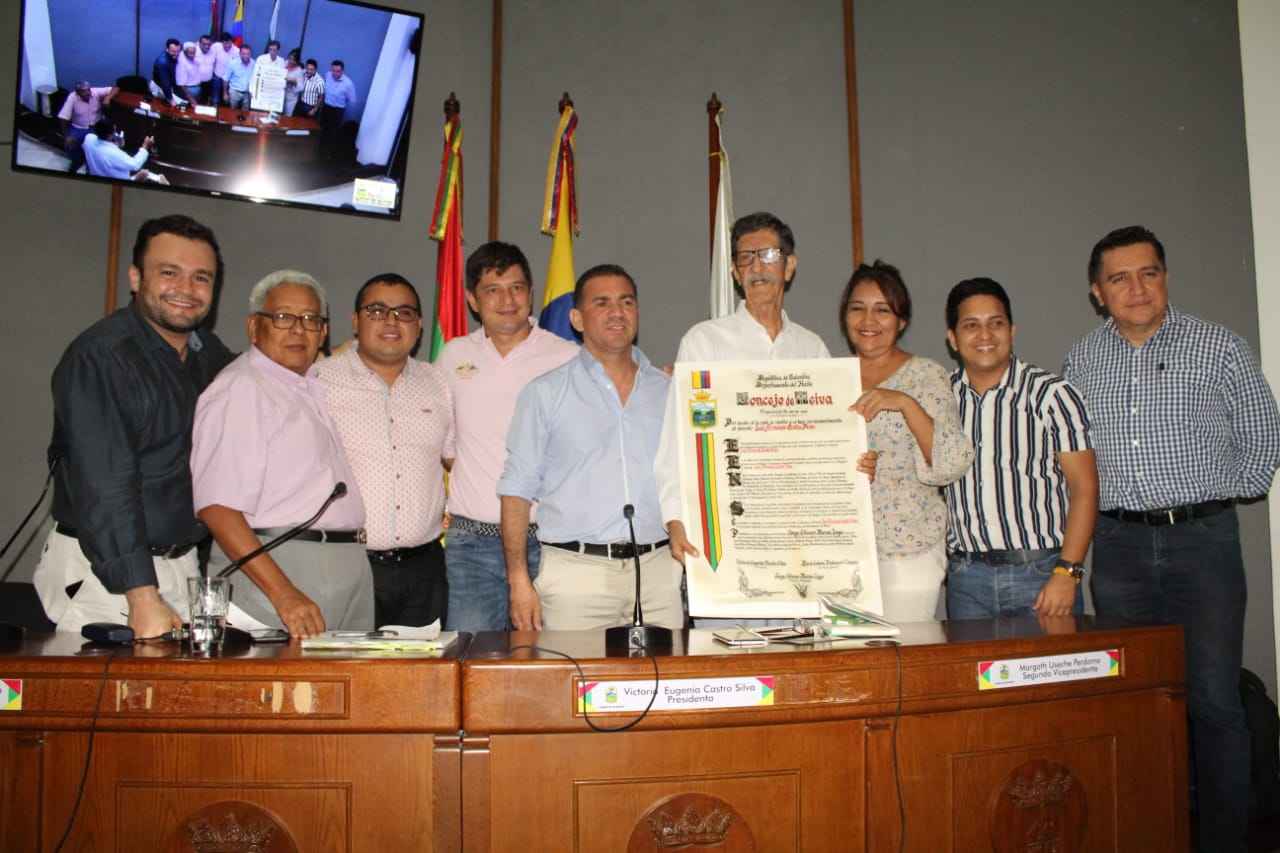 Algunos concejales y el docente universitario exaltado.
